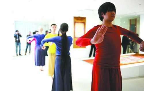 “寂靜的力量”藝術(shù)項(xiàng)目舞者表演