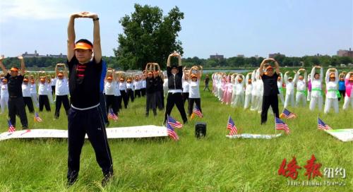 陳思坦帶領(lǐng)百余名華裔民眾齊練八段錦(美國(guó)《僑報(bào)》/宋旸