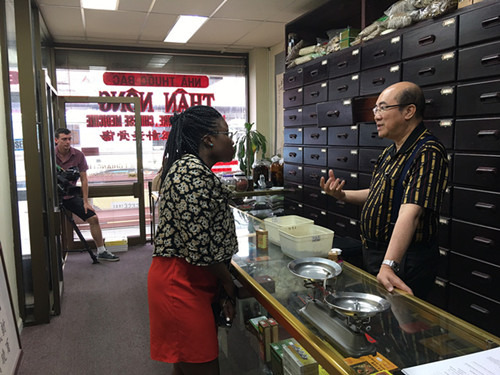 澳洲全國(guó)中醫(yī)藥針灸學(xué)會(huì)聯(lián)合會(huì)會(huì)長(zhǎng)林子強(qiáng)(右)向訪客介紹(澳大利亞《澳洲網(wǎng)》)