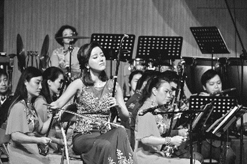 陸軼文演奏二胡