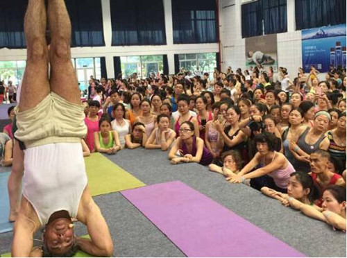 祖賓老師在都江堰為中國瑜伽愛好者上課