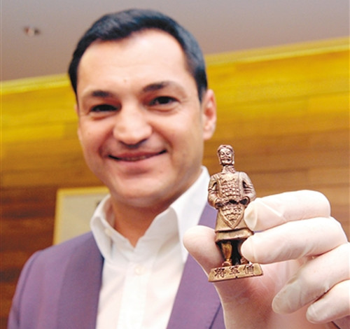 尼古拉·波波夫展示“兵馬俑”巧克力。(楊力