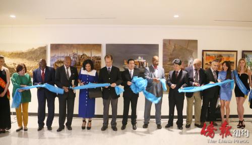 馮少協(xié)(中)與各國嘉賓出席畫展開幕式。