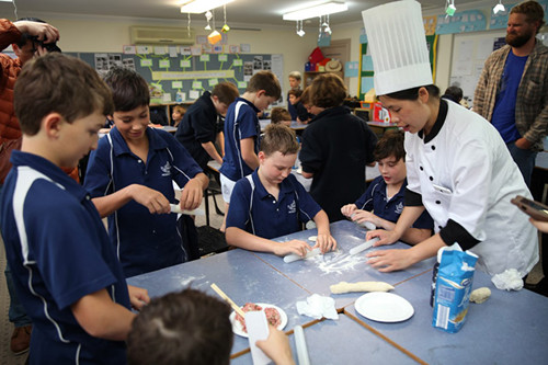 授課教師教授點(diǎn)心制作過(guò)程