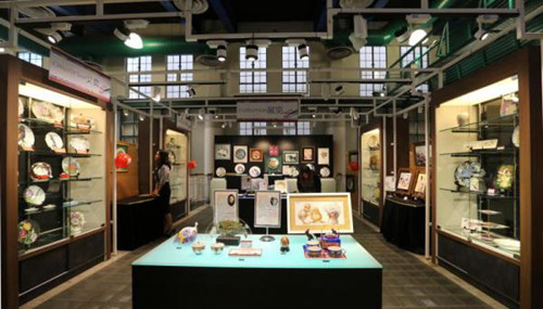 國際瓷畫文化藝術(shù)節(jié)展出世界各地藝術(shù)家的精美藝術(shù)品。(新加坡《聯(lián)合早報》/唐家鴻