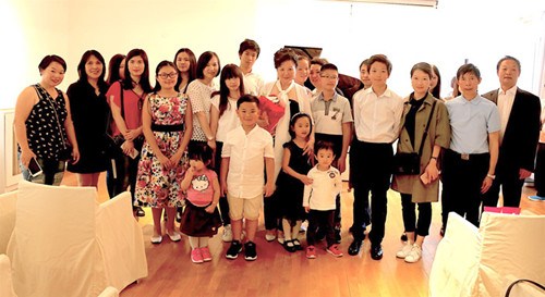 周勤齡(前右5)與參加演出的孩子們及家長。(法國《歐洲時報》/孔帆