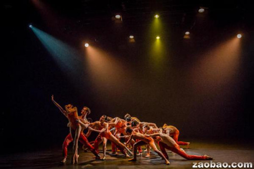 馬聰?shù)摹队爸吘墶房袋c(diǎn)是大部頭的群舞。(新加坡《聯(lián)合早報(bào)》)