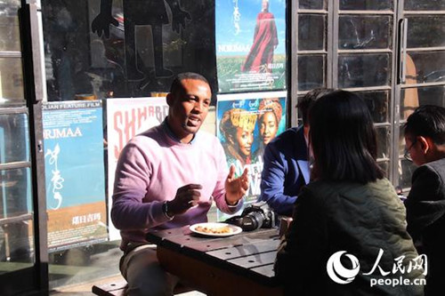 南非觀眾在影院外與中國朋友交流。(張潔嫻