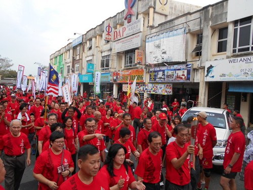 馬來西亞華人文化節(jié)火炬行雪邦站陣容浩大(馬來西亞《南洋商報》)