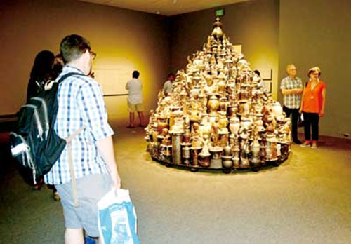 來賓們觀賞紫砂色《佛塔》。(美國(guó)《星島日?qǐng)?bào)》)