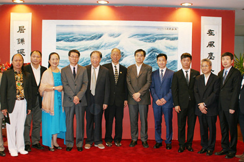 出席展覽的嘉賓與藝術(shù)家合影。(法國《歐洲時(shí)報(bào)》/張瑞雪