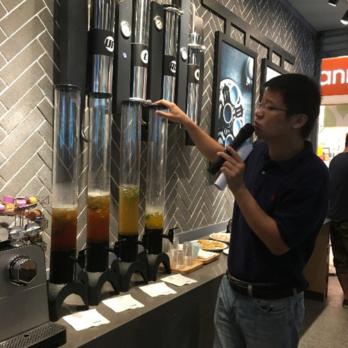 因味茶創(chuàng)始人繆欽在向年輕茶友們介紹契合中國(guó)茶文化共享理念的茶飲“分享塔”。