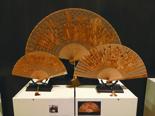 參展的邢偉中檀香扇作品。