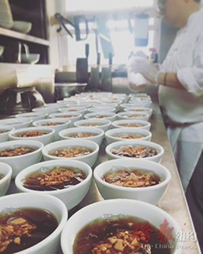 四川地道甜品冰粉中加入了西式調(diào)料。(美國《僑報(bào)》/宋旸