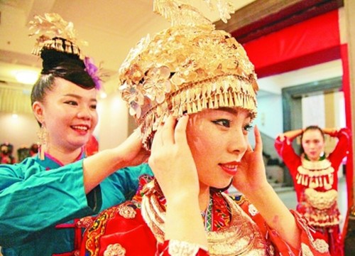 身著民族盛裝的丹寨苗族女青年成為展會上的靚麗風(fēng)景。(劉新武