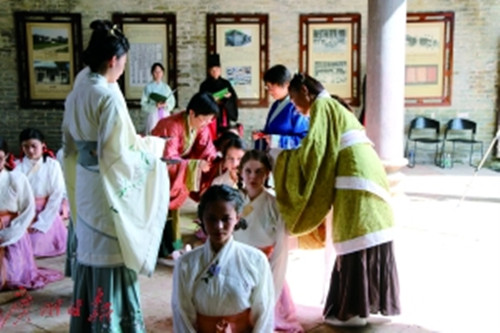 “成人禮”現(xiàn)場。(陳治家