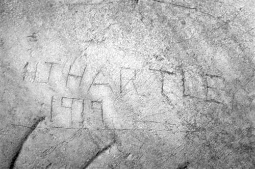 這幾個(gè)英文字母和數(shù)字刻得都非常深。(段仁虎