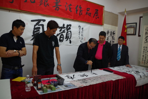 李兆銀揮筆寫字。(美國《世界日報》/金春香