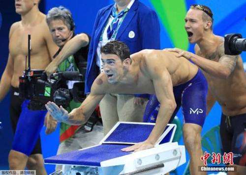 菲爾普斯為隊(duì)友加油,肩膀處的拔火罐痕跡明顯。(中新網(wǎng)資料圖)
