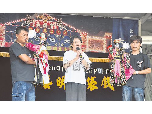 王藝明(中)介紹創(chuàng)新的布袋戲。(馬來西亞《中國報(bào)》)