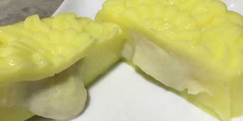 近期火熱大受歡迎的榴梿流心月餅。(馬來西亞《詩華日?qǐng)?bào)》)