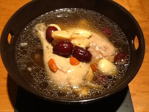 蒜頭雞湯(資料圖:美國《世界日報》)