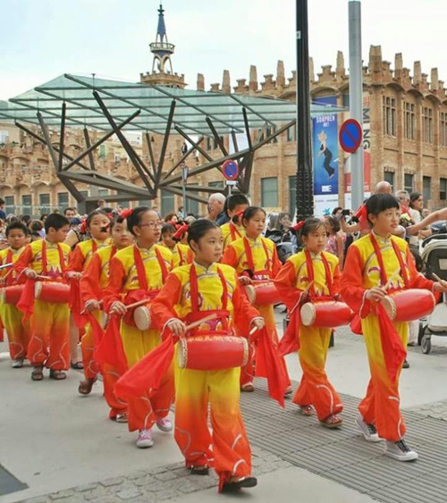 “中國之夜”兒童腰鼓表演。