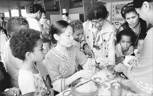 “紅花節(jié)”期間,中國非物質(zhì)文化遺產(chǎn)傳承人向斐濟民眾展示繡球的制作工藝。(斐濟中國文化中心供圖)