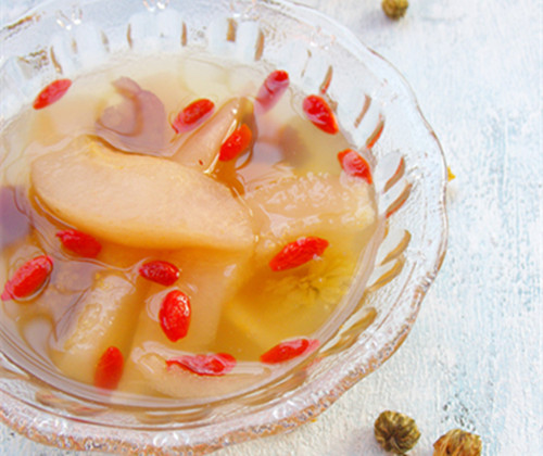 菊花紅棗枸杞燉雪梨(資料圖:美國《中文網(wǎng)》)