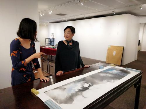 虞蘭因(右)介紹創(chuàng)作感悟。(美國《僑報》/張苗