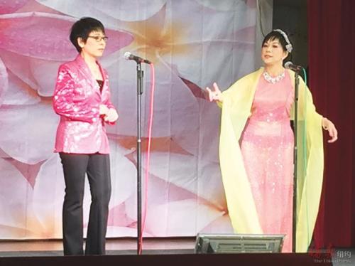 廖莫愁與曾碧華合唱“紅葉詩(shī)媒”。(美國(guó)《僑報(bào)》)