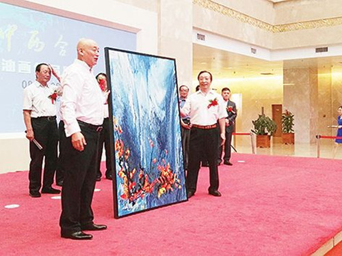 李洪濤向?qū)幭牟┪镳^捐贈油畫《叢中笑》。(美國《僑報》/趙實