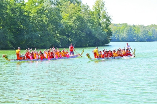 龍舟友誼賽的賽場(chǎng)一角。(王懷成