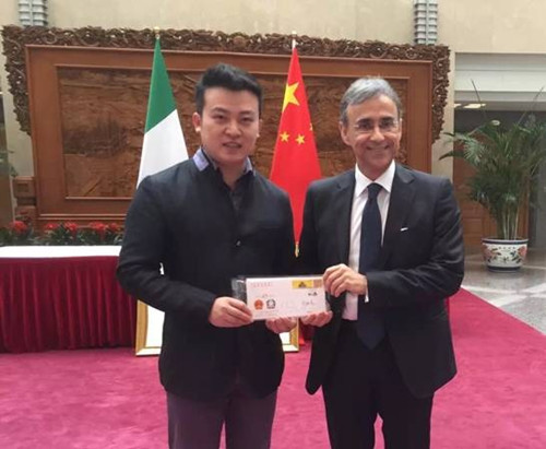 北京奧運全球火炬手服裝設計師楊潔(左)。(香港大公網