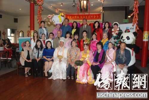 中秋街會工作人員和嘉賓合影。(美國《僑報《/吳卓明