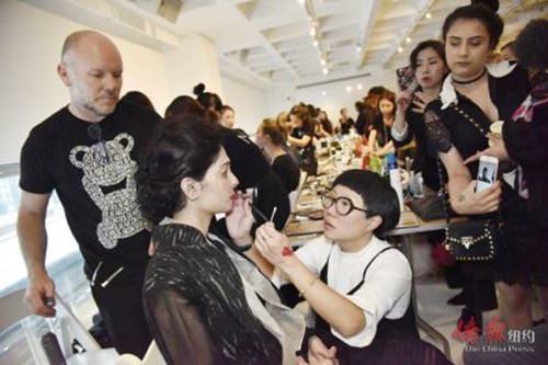 陳子嘉和團(tuán)隊(duì)為遭硫酸毀容的印度模特Reshma