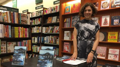 艾爾莎•哈特推出清朝推理小說系列第二本《白鏡》。