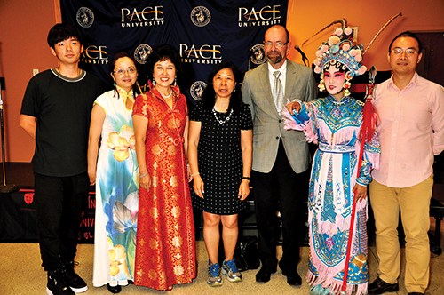 賓漢頓大學(xué)戲曲孔院與佩斯大學(xué)組織人員的合影。(美國《僑報》資料圖)