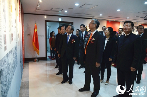 嘉賓共同參觀展覽