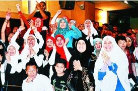 在開羅中國(guó)文化中心舉辦的“大使杯”說(shuō)漢語(yǔ)講故事大賽上的啦啦隊(duì)。