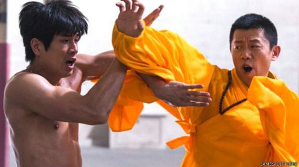 有評(píng)論認(rèn)為伍允龍(左)飾演的李小龍“表面化”。(BBC中文網(wǎng))