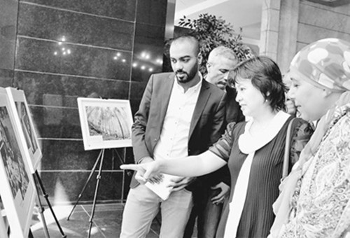 中埃嘉賓共同參觀“中國(guó)日”上展出的“美麗中國(guó)”圖片。(韓曉明