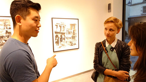 吳昊向觀眾介紹其作品的理念。(法國(guó)《歐洲時(shí)報(bào)》/孔帆