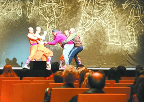 新西蘭觀眾參與武術表演互動。(翁學軍