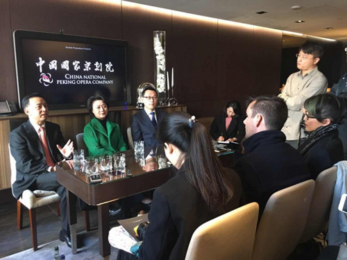 于魁智在回答記者提問。(英國《華聞周刊》