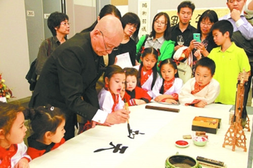 崔仁輝教授現(xiàn)場(chǎng)向小朋友們演示書法藝術(shù)(資料圖)