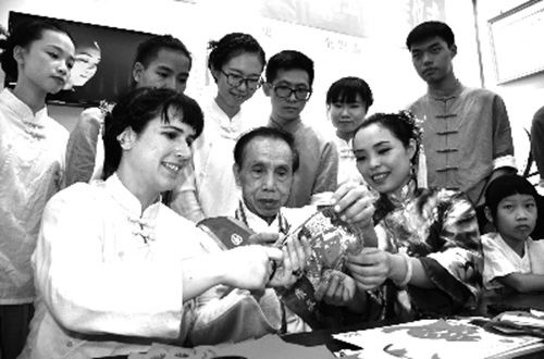 心一(前排左一)與饒寶蓮(前排左三)在交流剪紙藝術(shù)