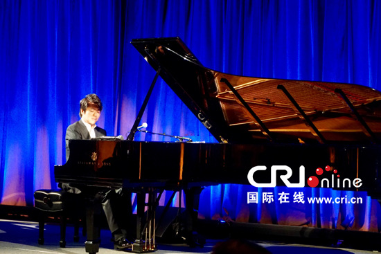 郎朗在慈善音樂(lè)晚宴表演