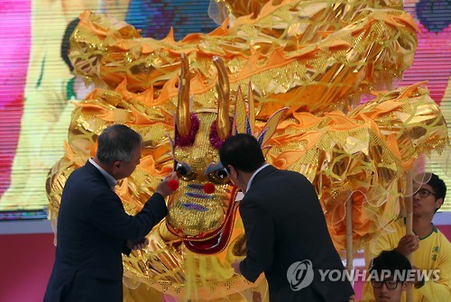 首爾中國文化中心主任史瑞琳(右)為龍點睛