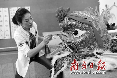 李清華在為小金口麒麟補(bǔ)色。(梁維春